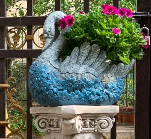Large Swan Statue for Garden, Swan Flower Pot, Animal Statue for Garden Courtyard Ornament, Villa Outdoor Decor Gardening Ideas-HomePaintingDecor